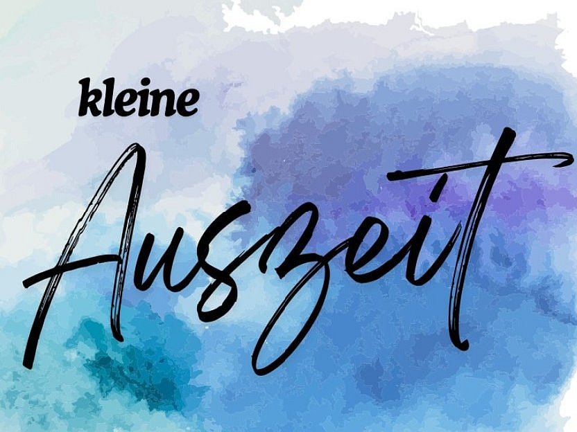 Ein Aquarell in blauer Farbe mit dem Schriftzug "kleine Auszeit"